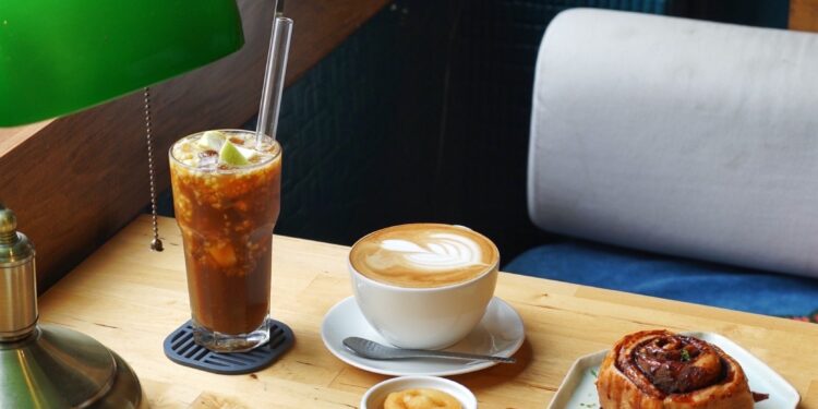 窗邊咖啡-天母店 菜單&評價｜隱藏在二樓的文藝復古咖啡廳｜士林區特色美食推薦