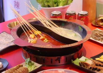 嗯雞刀正宗成都串串香 忠孝店｜真的每串都10$｜大安區特色美食推薦