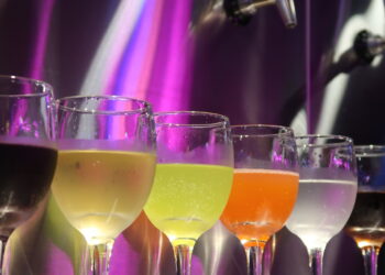 馬辣 信義 新升級｜酒精路跑新景點！16 種酒品無限喝｜信義區特色美食推薦