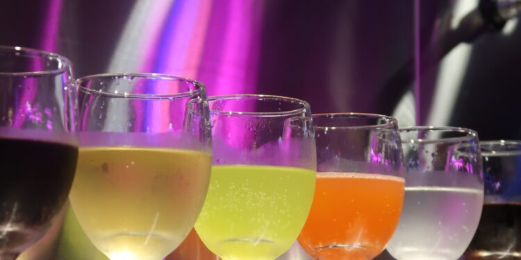 馬辣 信義 新升級｜酒精路跑新景點！16 種酒品無限喝｜信義區特色美食推薦